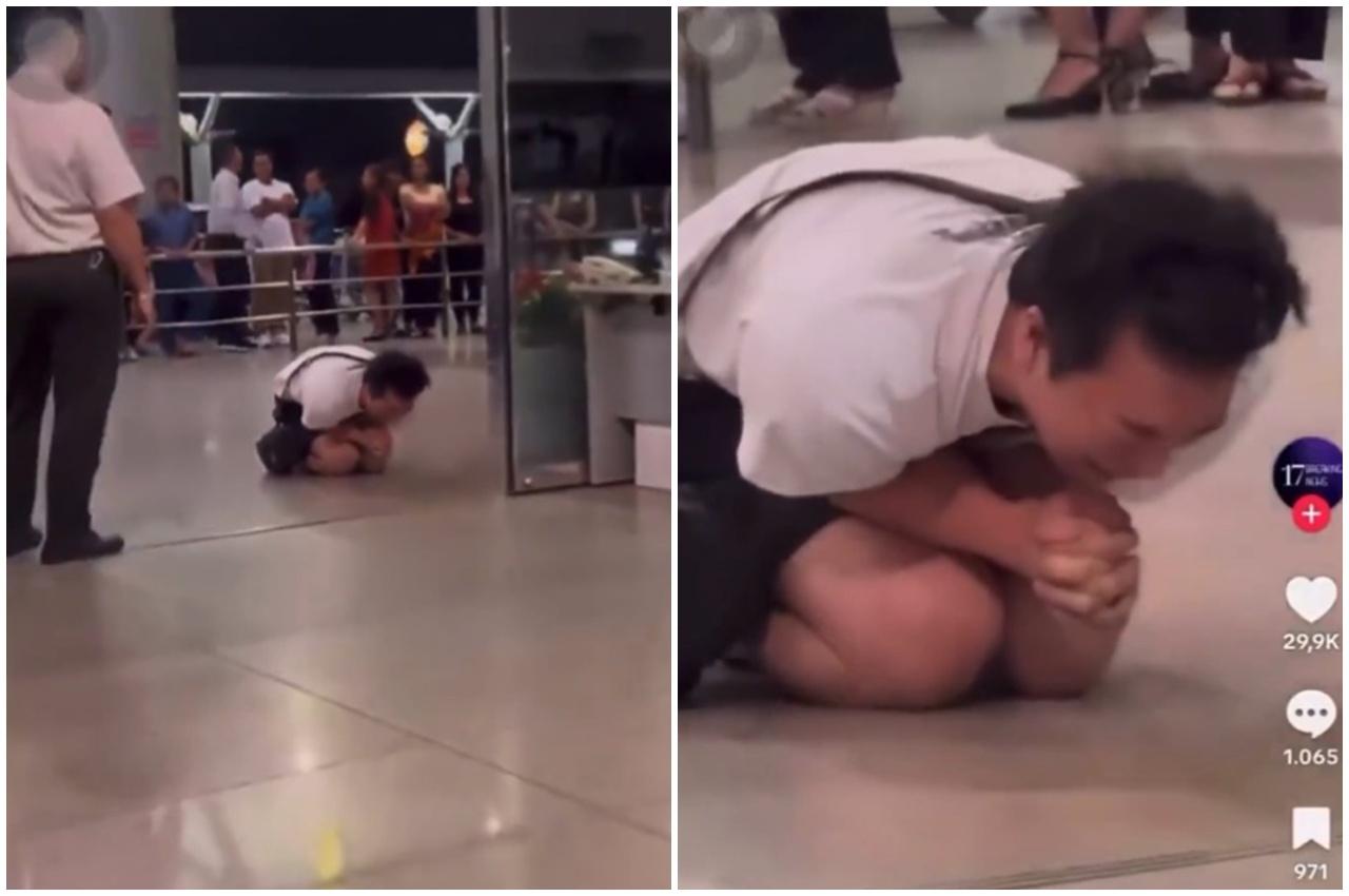 男子穿著印有韓國國旗的白色上衣,在入境大堂閘口突然雙膝跪地抱頭痛哭。(X)