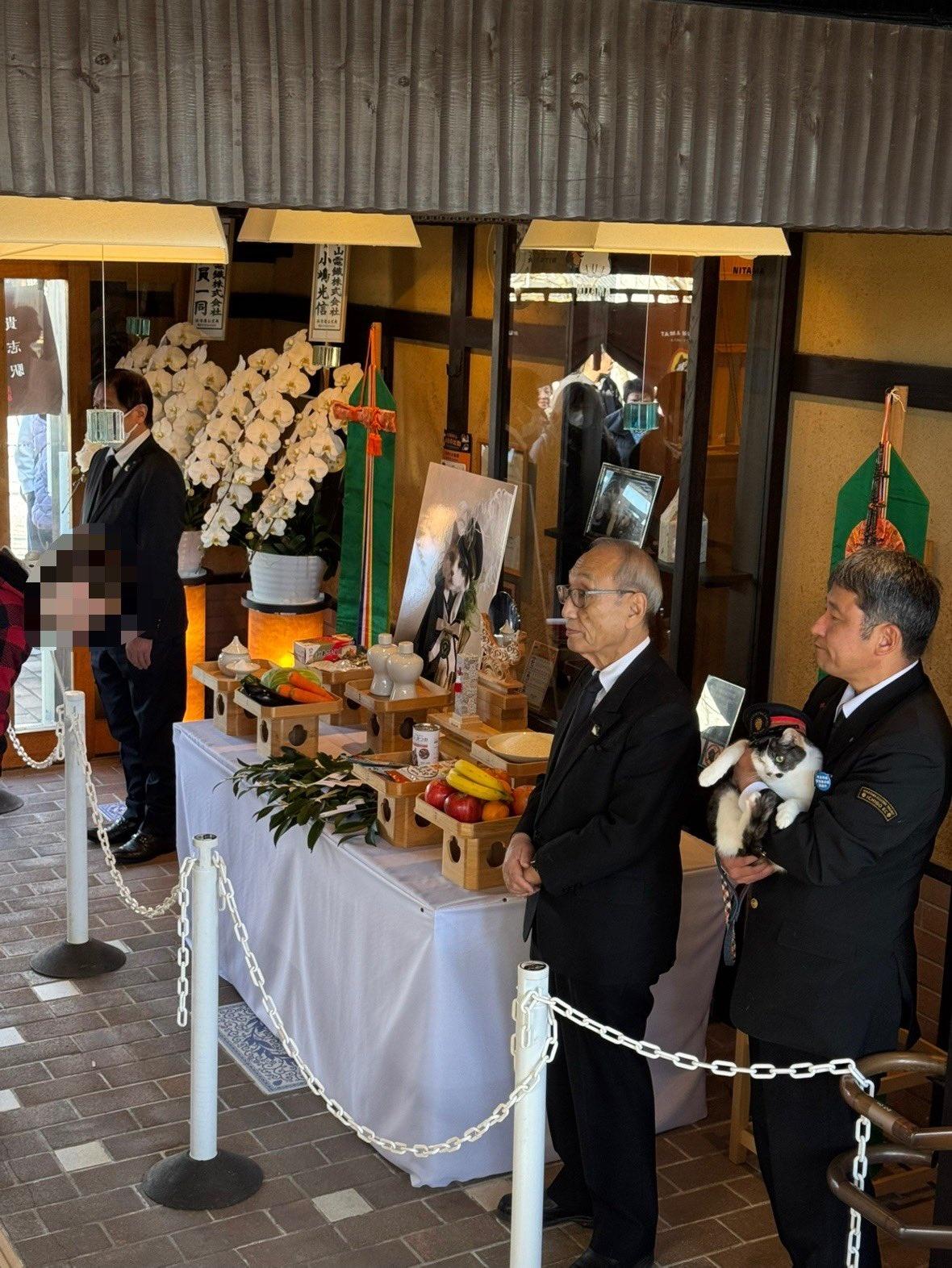 目前在伊太祈曽站擔任貓站長的「よんたま」(Yontama)也出席社葬。(X)