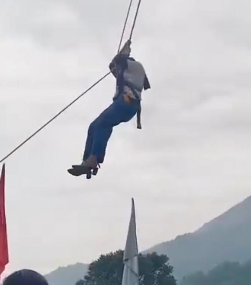 救援人員使用安全帶和繩索,將受困人士逐一降到地面。(X)