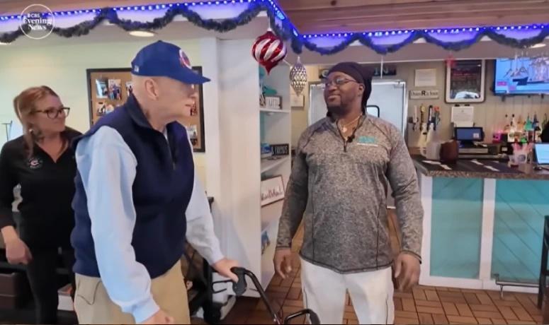 到近日,Charlie終於回到餐廳用餐,坐在他熟悉的餐桌,跟Donell聊天。(X)