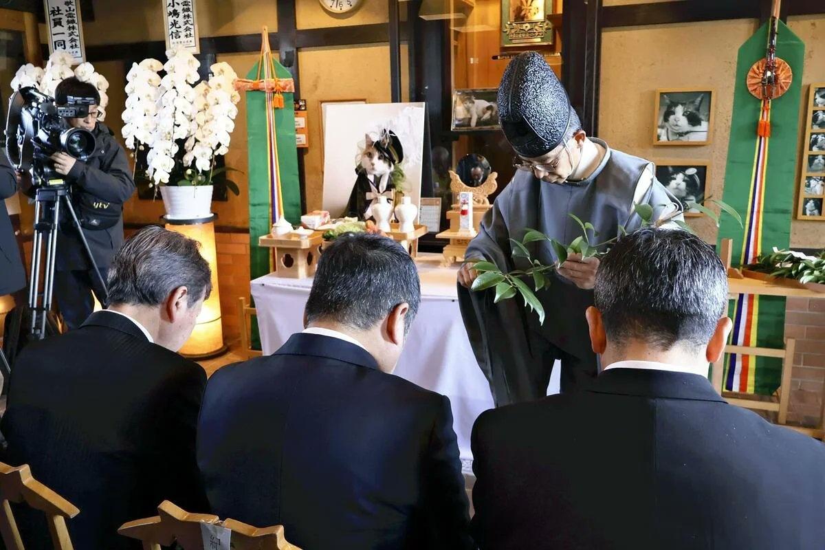 當地神社宮司誦讀祝詞,和歌山電鐵社長小嶋光信擔任葬儀委員長並致詞。(X)