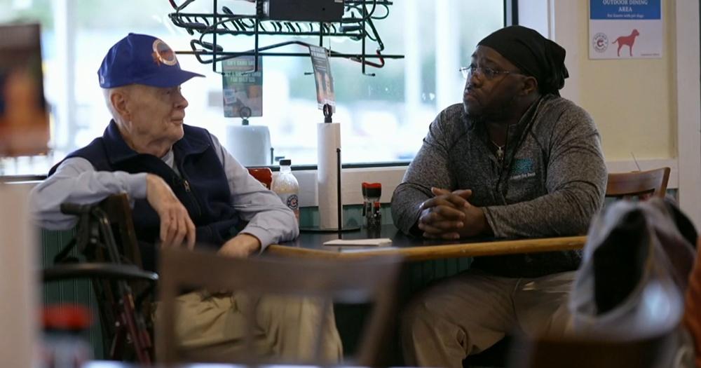 Donell:Charlie像是一位叔叔、爺爺,也是最好的朋友,他集所有身分於一身。(X)