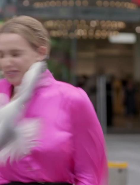 一隻海鷗急速俯衝撞擊臉部,Jessica痛得以手遮蔽臉部。(IG)