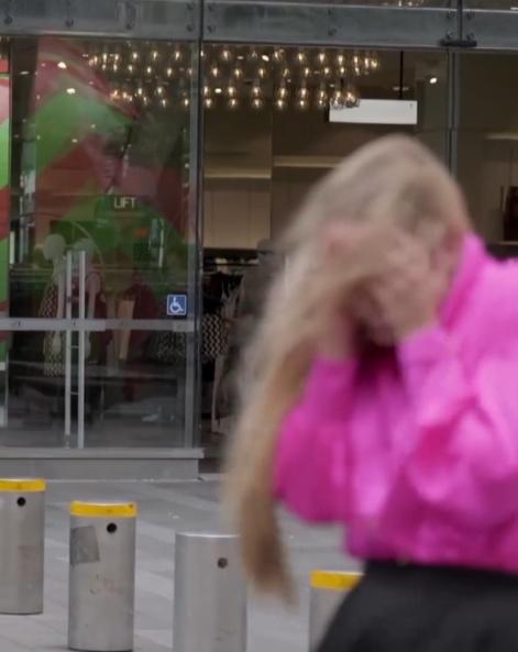 一隻海鷗急速俯衝撞擊臉部,Jessica痛得以手遮蔽臉部。(IG)