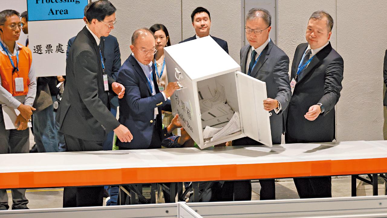 立法會選舉 政制及內地事務局長曾國衞 選管會主席陸啟康