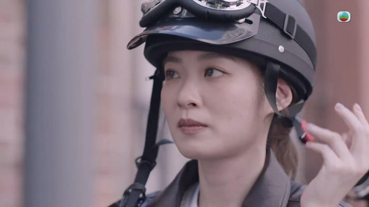 向來予人溫文柔弱的蔡潔,昨晚身穿型格皮褸、駕着電單車霸氣登場。