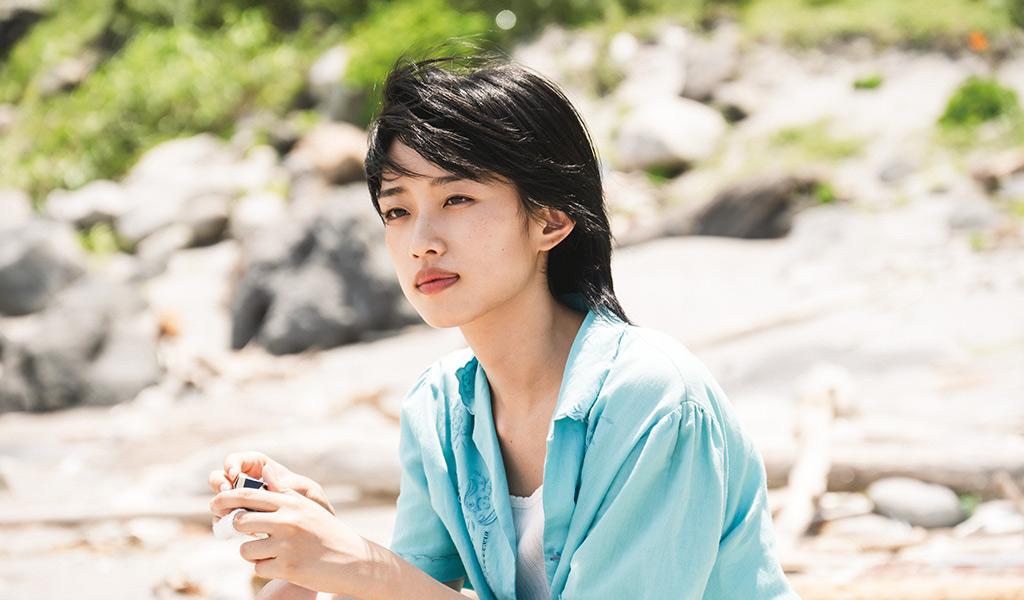 孤寂在電影中成為主體,三宅唱認為孤寂不僅是情緒,更是一種身體姿態、一種與世界接合的方式。角色在旅行中看似無所事事,卻正是在這般停滯之中,他們與自我與他人產生了最真實的聯繫。