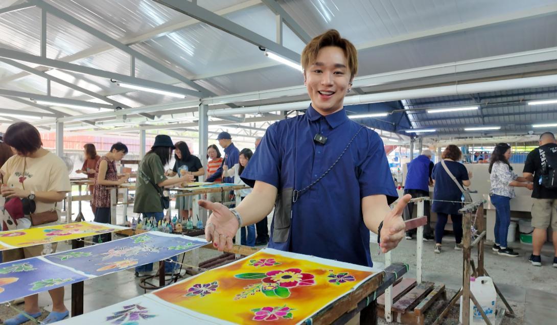 Rax 表示今次很開心可以和一大班海豚粉暢遊他成長的地方,每一個景點都滿戴他不同階段的回憶