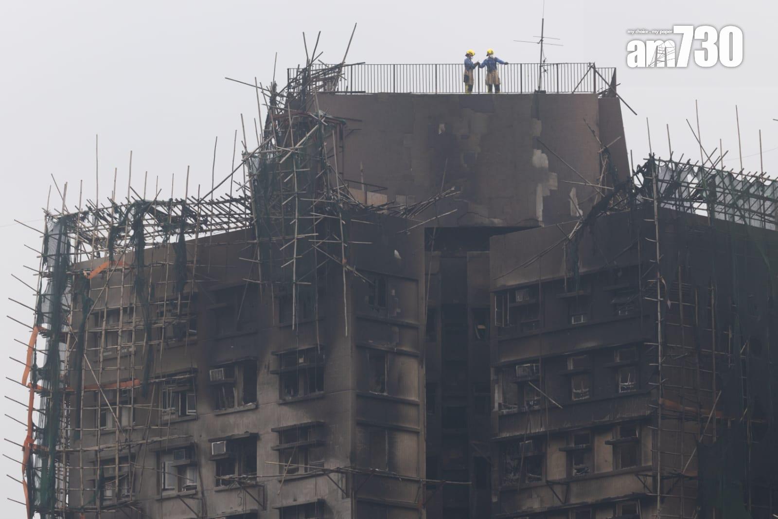 大埔宏福苑五級火至今發生逾兩星期,至少160死、6人仍失蹤,有居民反映大維修期間,有大廈逃生樓梯的玻璃窗被拆走改裝成木門。(蘇文傑攝)