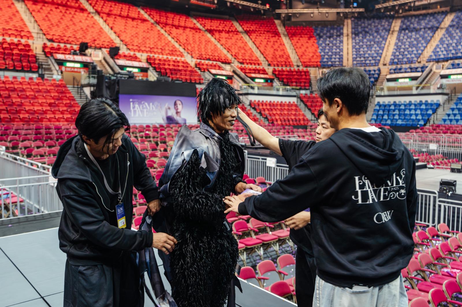 演出結束後,楊千嬅親自慰問安全著地的「峰哥」。