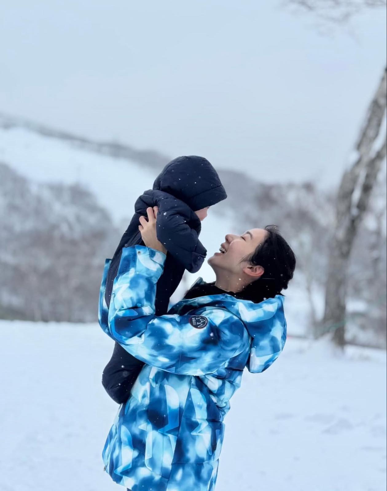 麥明詩囝囝至今9個月大,首次一家三口過生日。