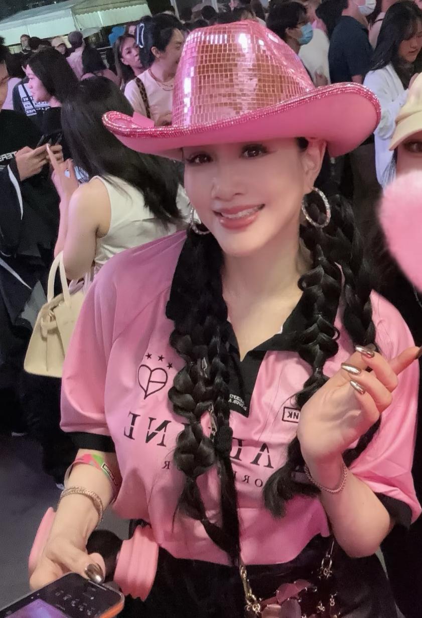 心情極好的鍾麗緹親民答應粉絲合照的要求。