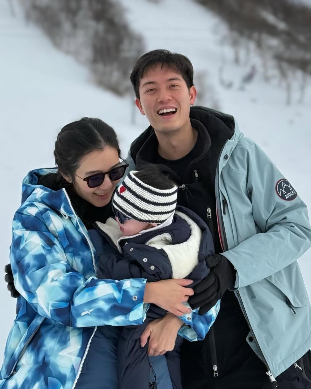 麥明詩一家三口雪地合照,夫妻二人完全樂在其中。