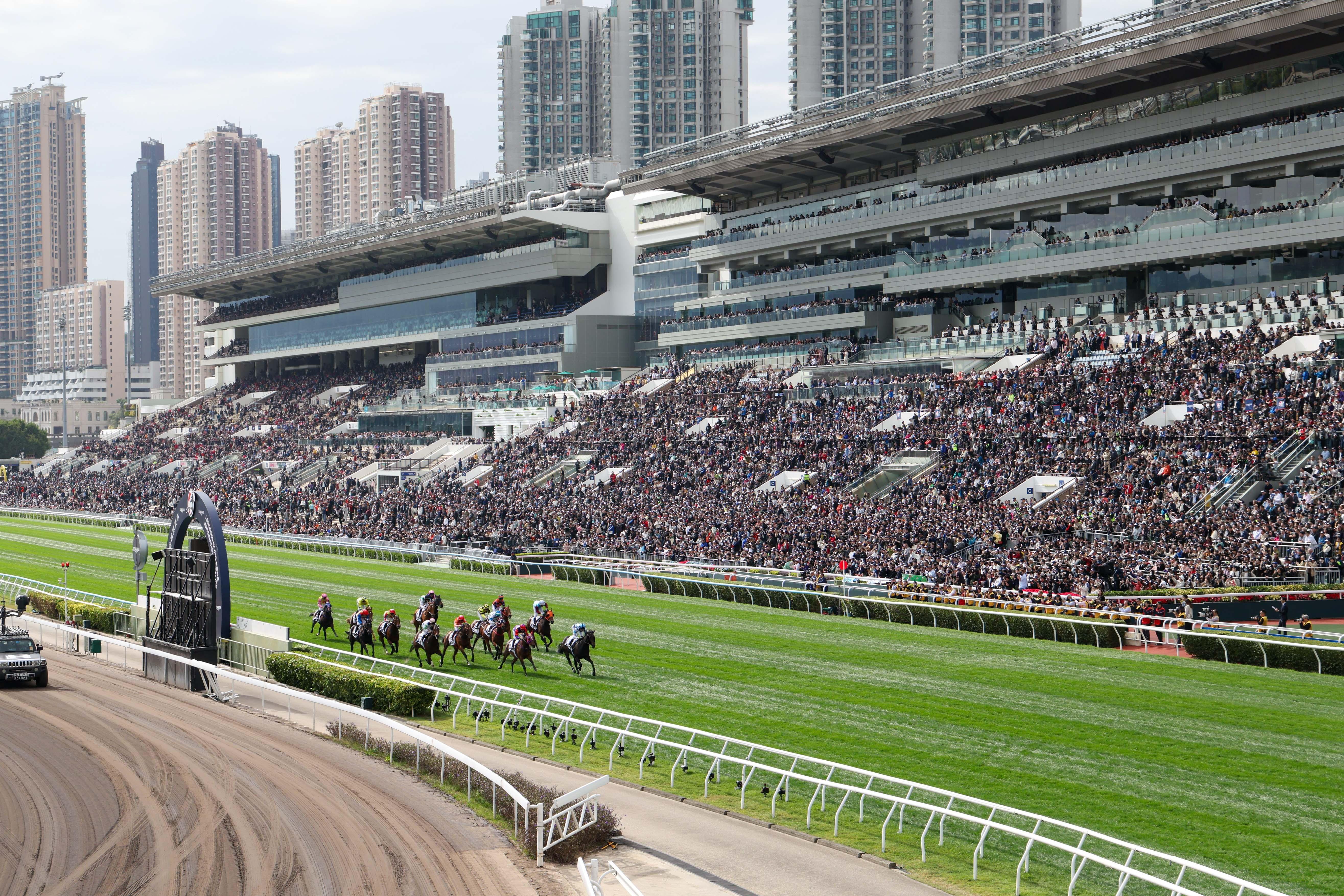 浪琴香港國際賽事日是旗艦級草地錦標大賽日,吸引大批海外及本地馬迷入場觀賽