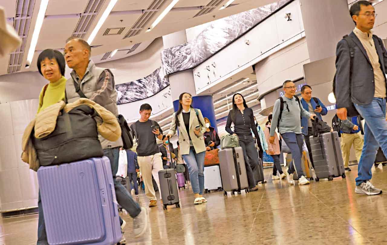 聖誕長假期結束,昨天各口岸回港人潮不斷。