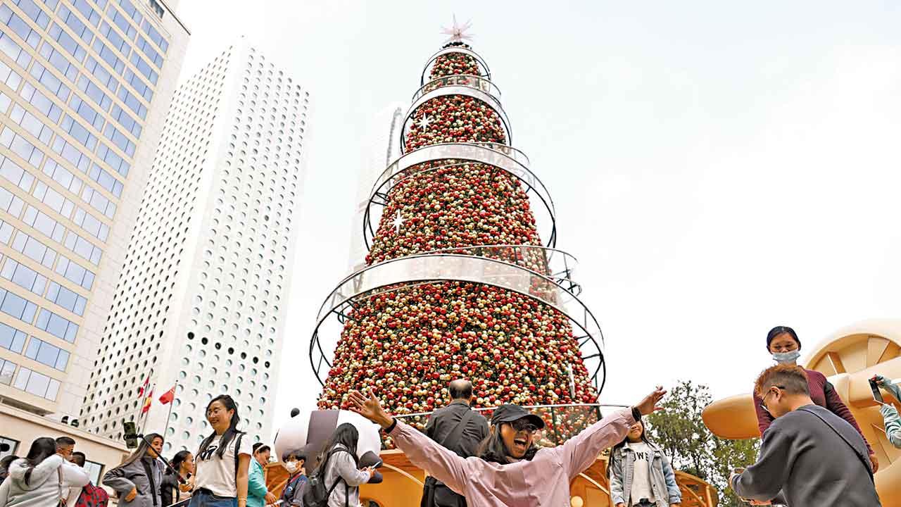 各地旅客來港感受聖誕氣氛。