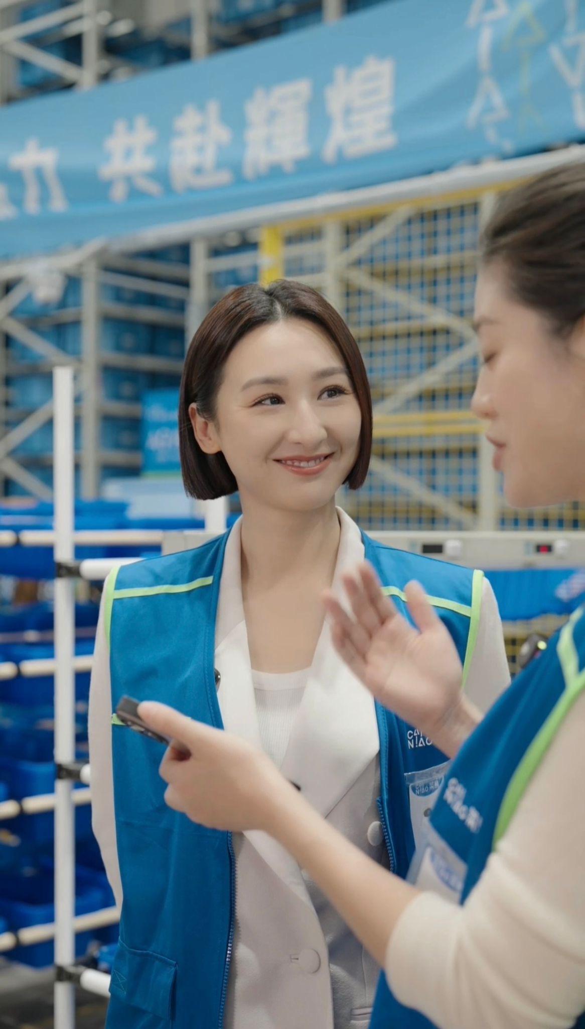 高Ling親自走入無人化物流現場參與直播。