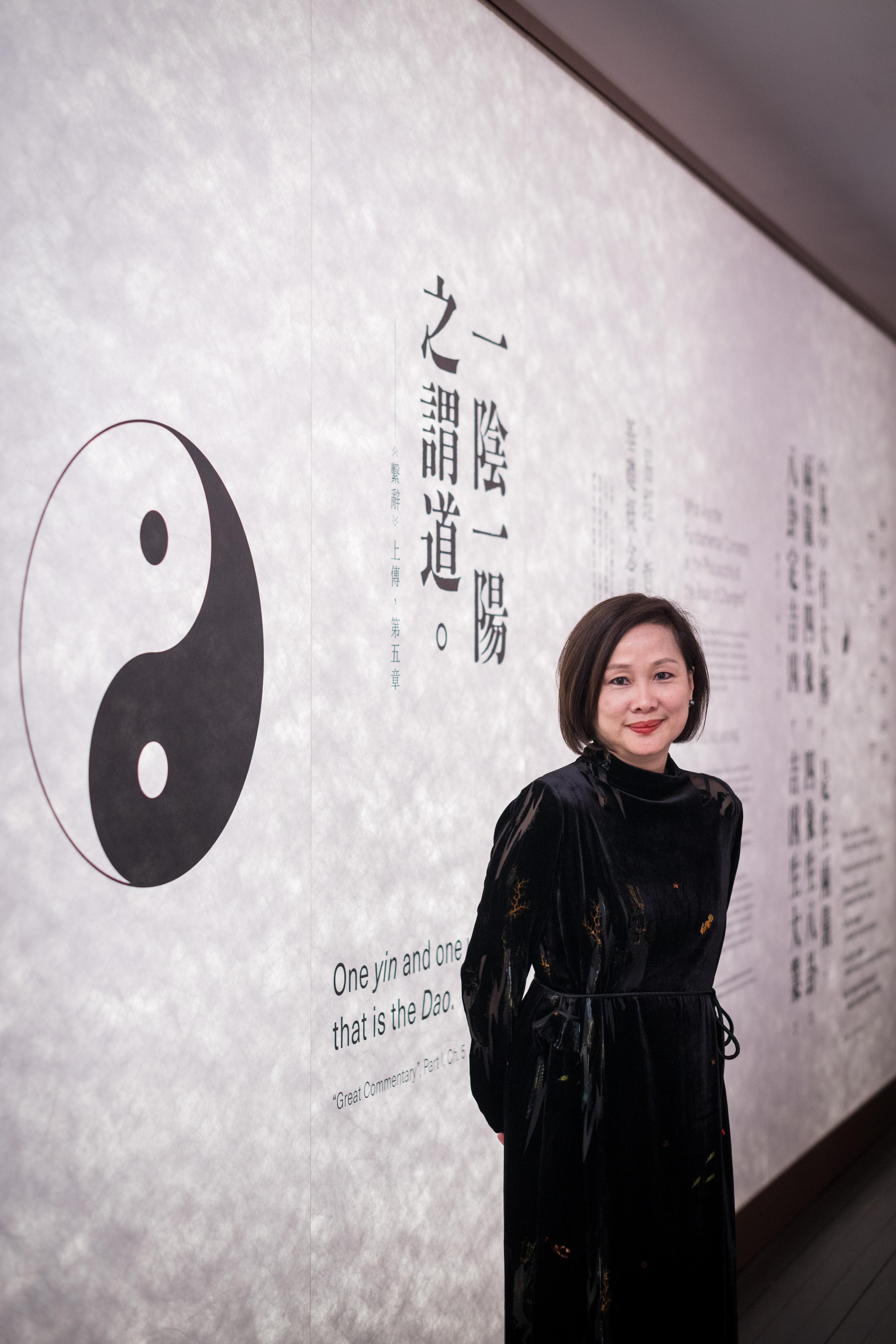 《易經:鮑皓昕攝影藝術》展的策展人Anita Chung。