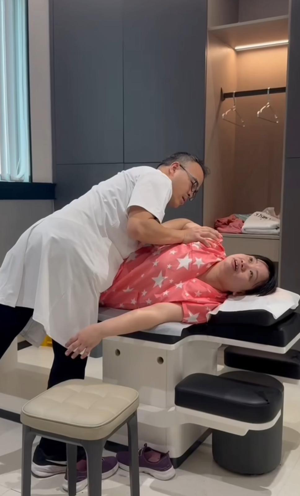 薛影儀一邊做正骨一邊談心事。