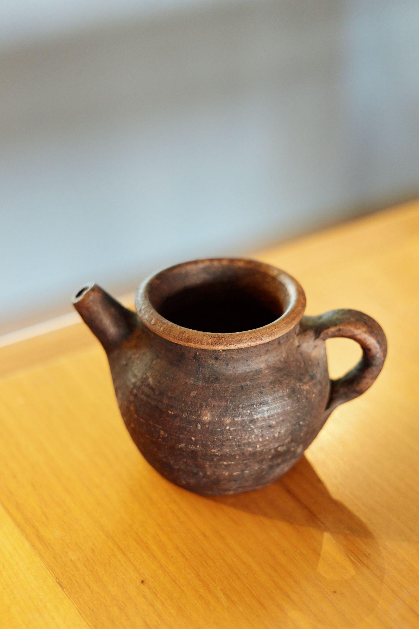 作家、編輯、出版人呂嘉俊珍藏十年的手工燒製陶泥茶壺,購自滿佈戰爭痕跡的薩拉熱窩,粗糙卻具缺陷美。