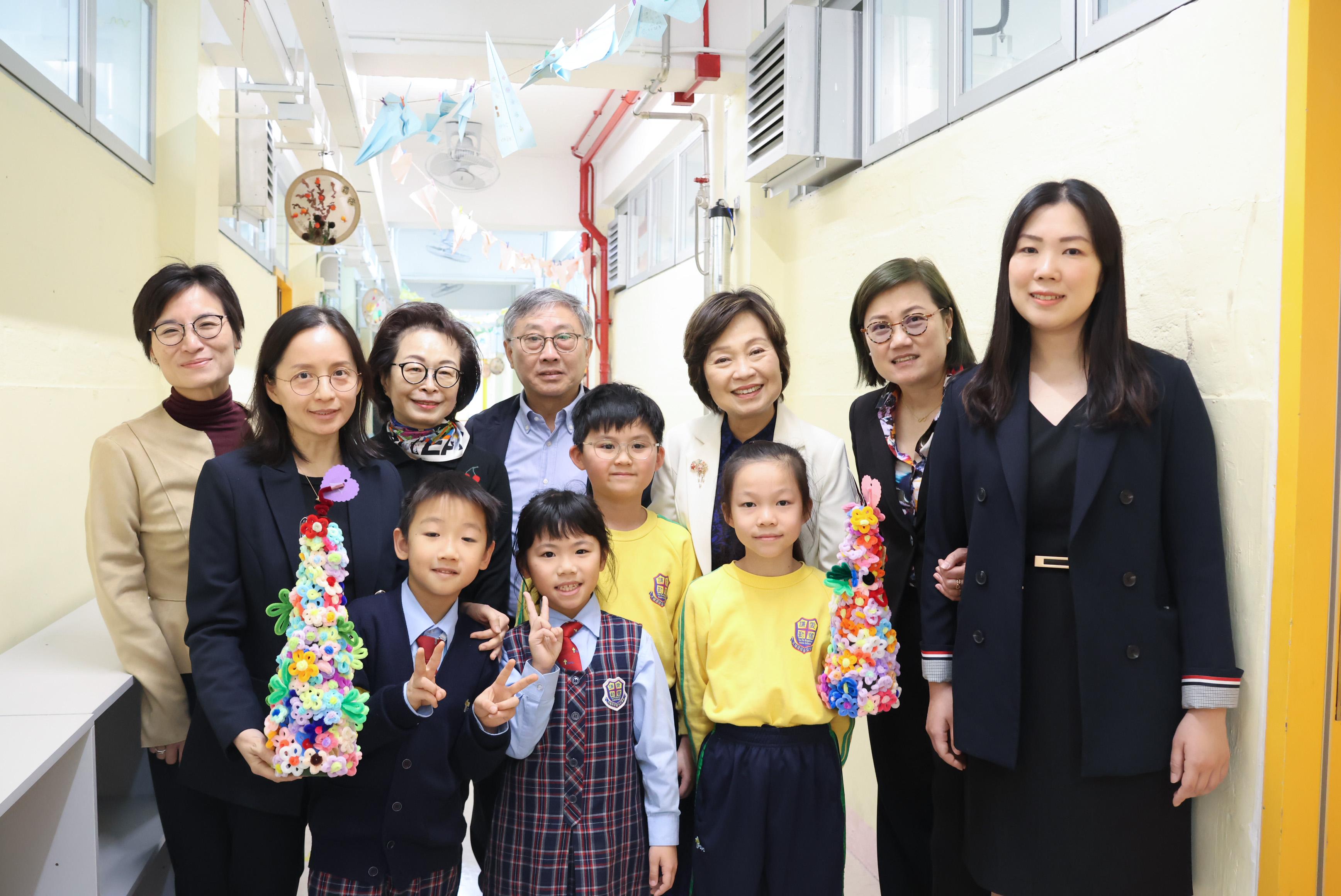 大埔浸信會公立學校同學在大埔官立小學校舍上課,蔡若蓮了解復課具體安排。(教育局)