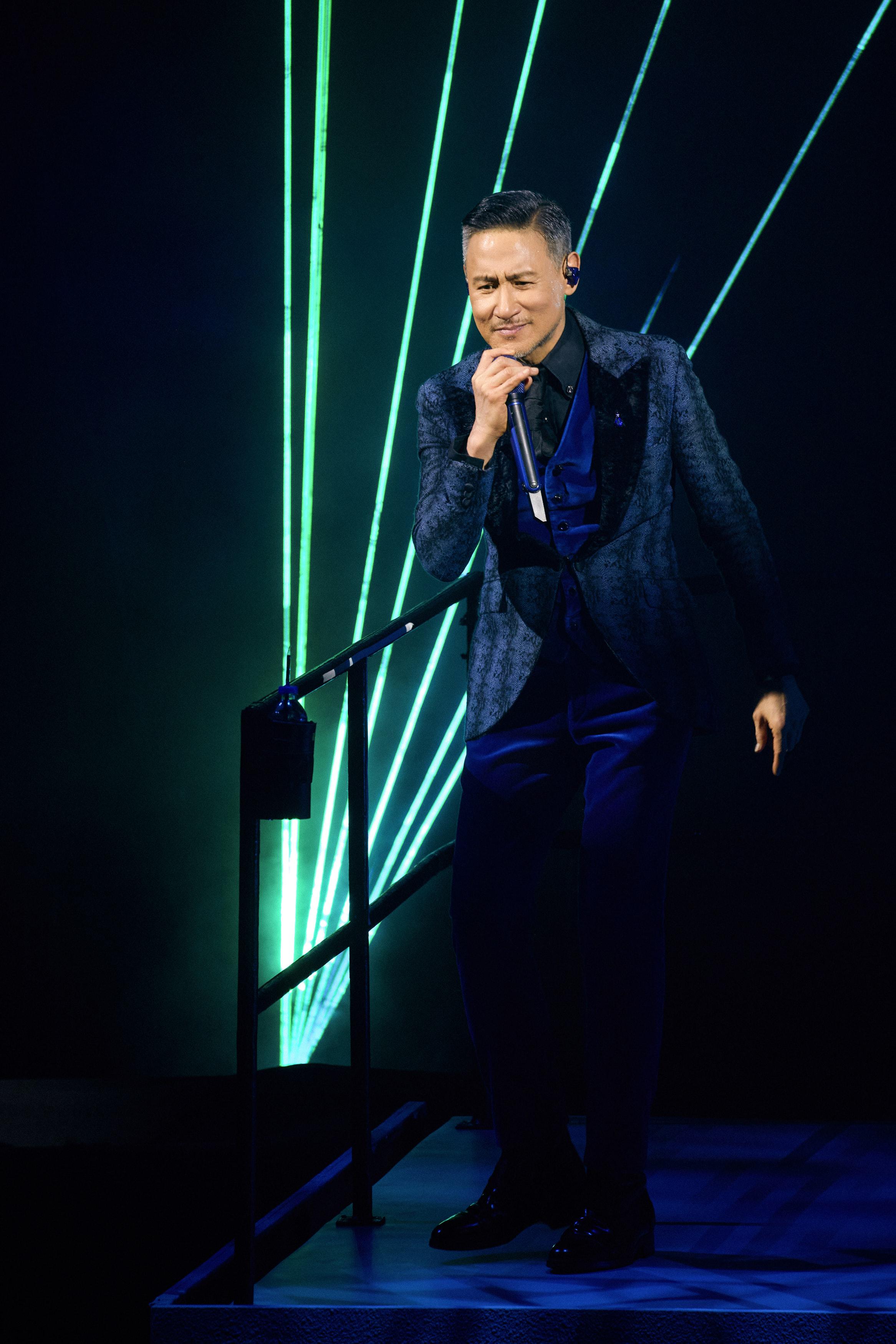 學友的歌曲陪伴大家走了41年,全晚大唱金曲。