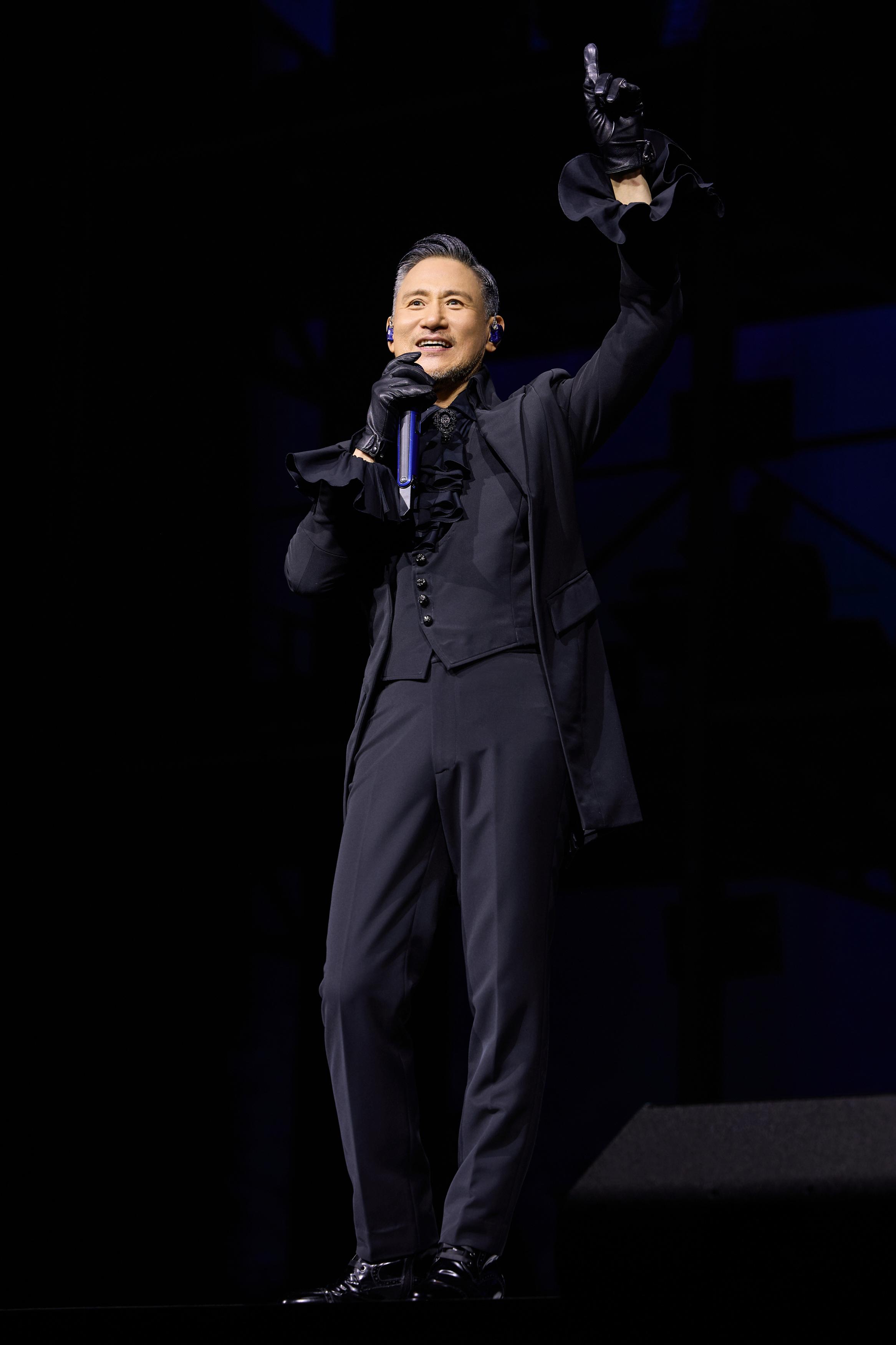 學友的歌曲陪伴大家走了41年,全晚大唱金曲。