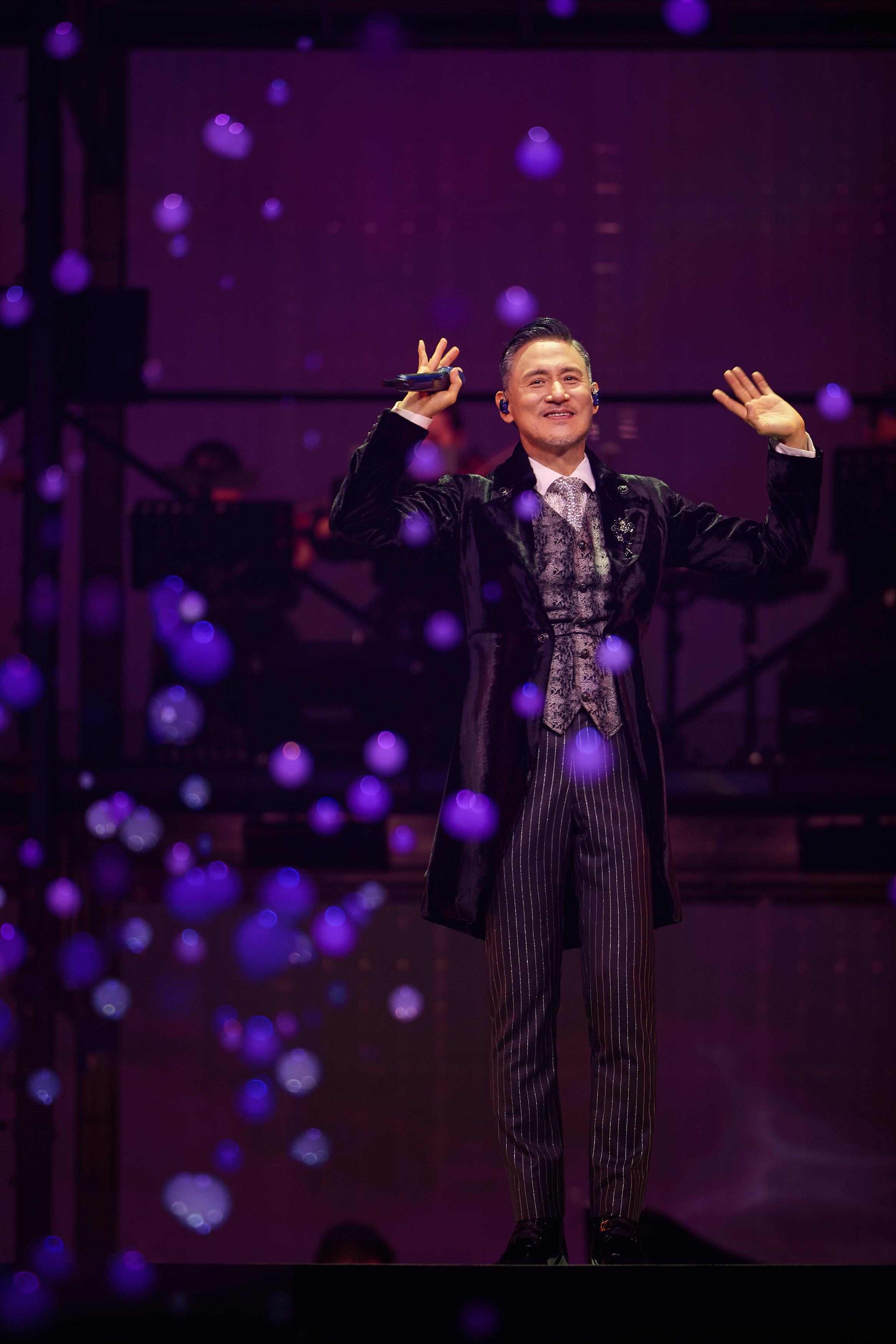 學友的歌曲陪伴大家走了41年,全晚大唱金曲。