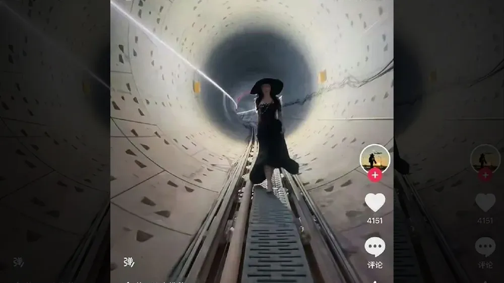 涉事網紅穿黑色長裙及戴帽在路軌上擺拍。