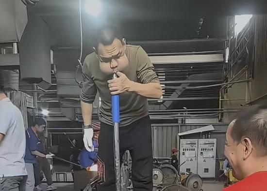 廣東工人長年從事吹製玻璃工作,自嘲成了「青蛙王子」。