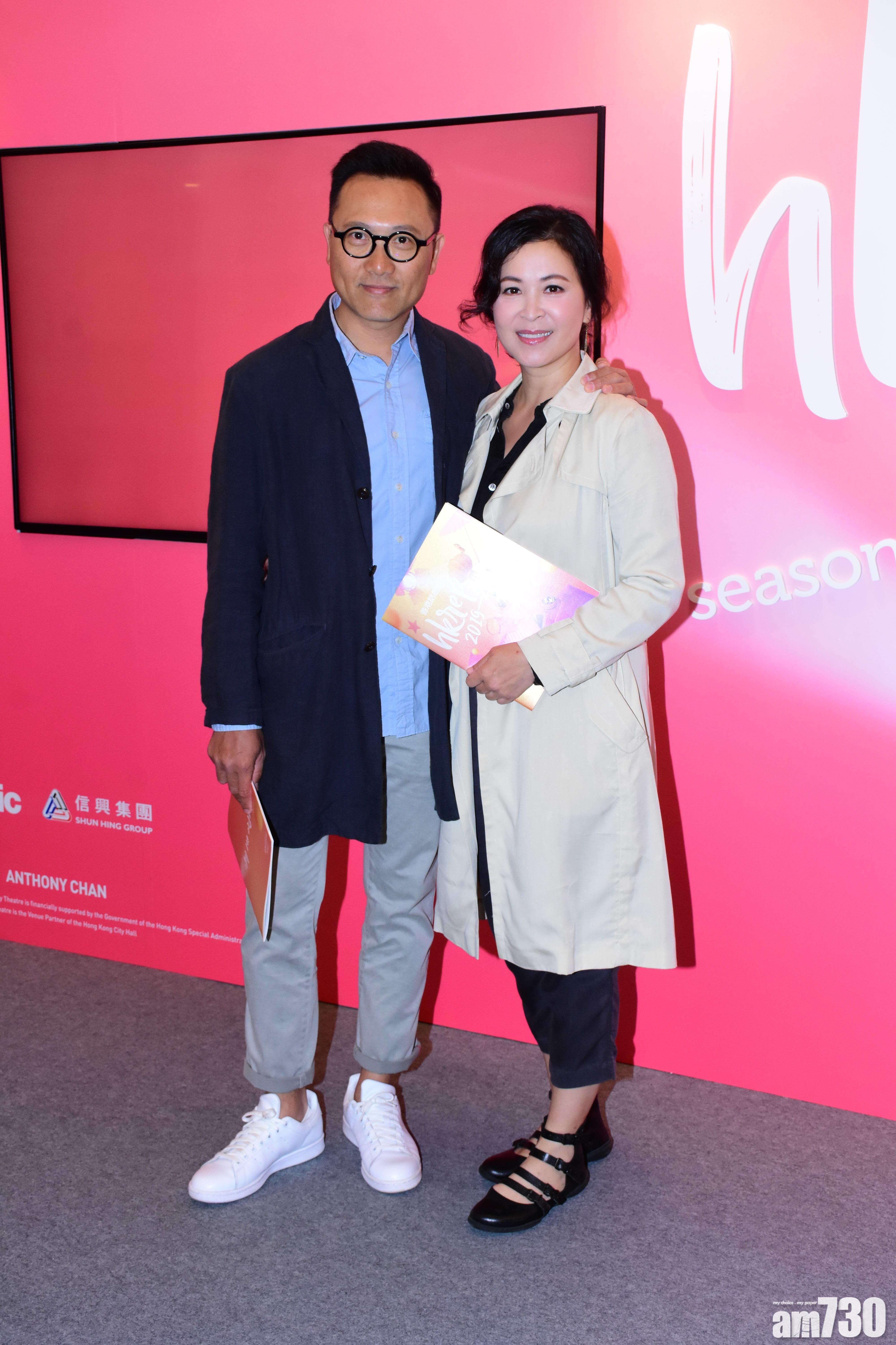 蘇玉華和老公潘燦良昨日(1日)亦被民眾發現下午到大埔隨市民進入花園低調獻花。(娛樂組攝)