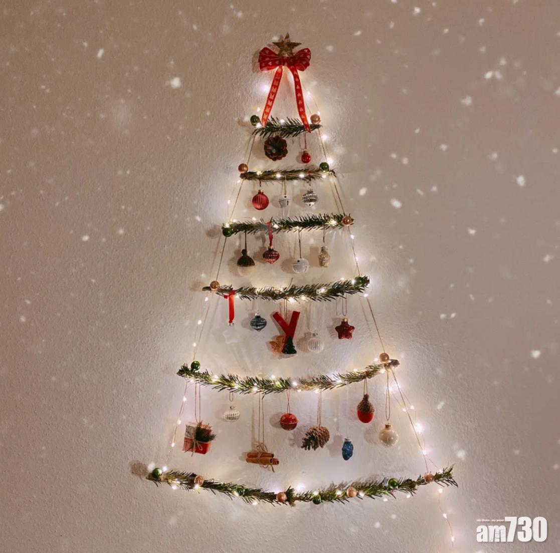 只需在掛牆裝飾上掛上小吊飾便完成的聖誕樹。