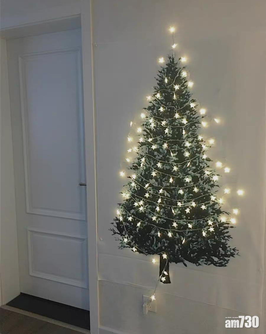 聖誕樹掛上星星造型串燈更添聖誕氣氛。