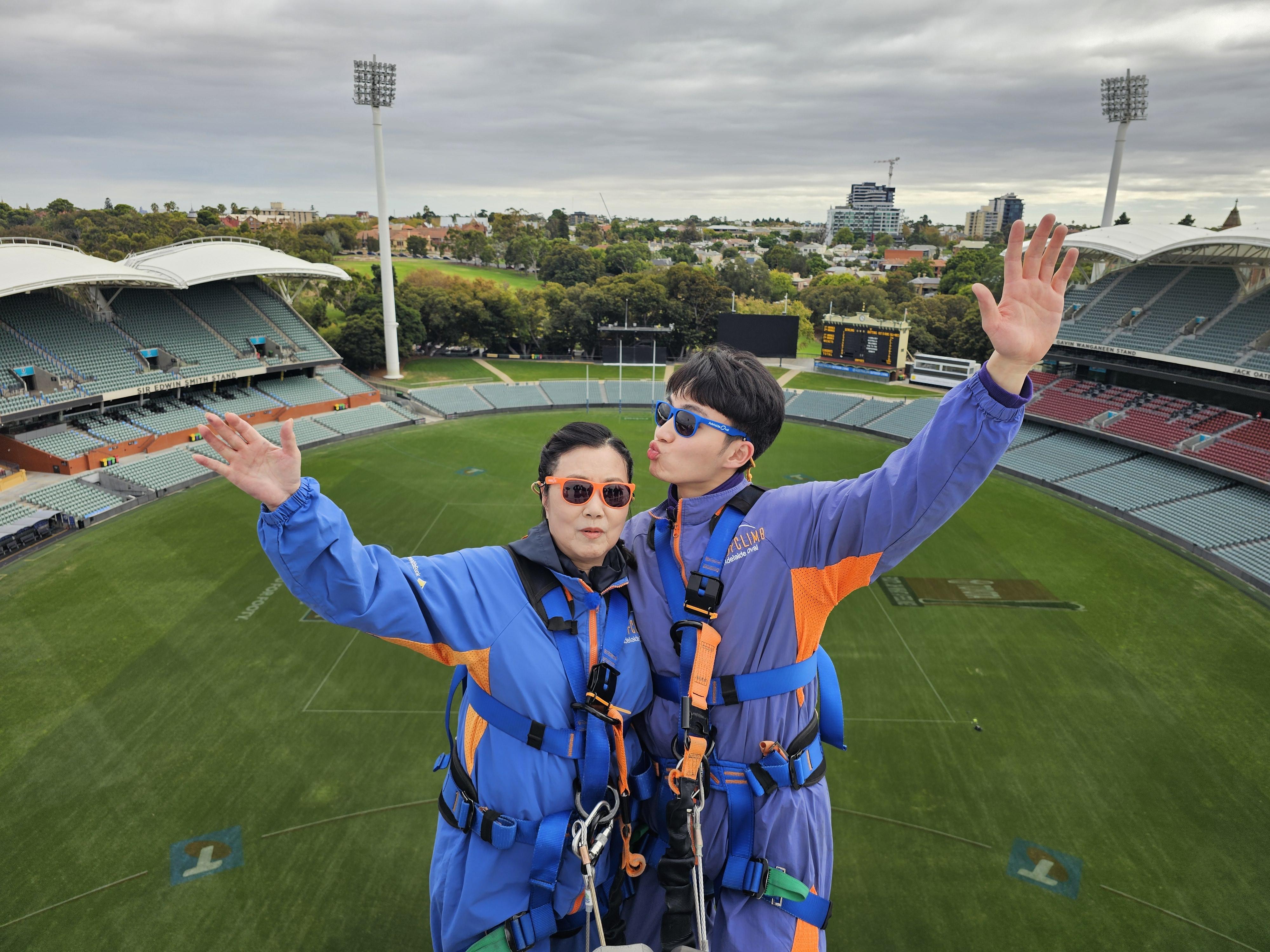 嘉洛帶阿姐登上Adelaide Oval 50米高空的橢圓球場,體驗Roof Climb。