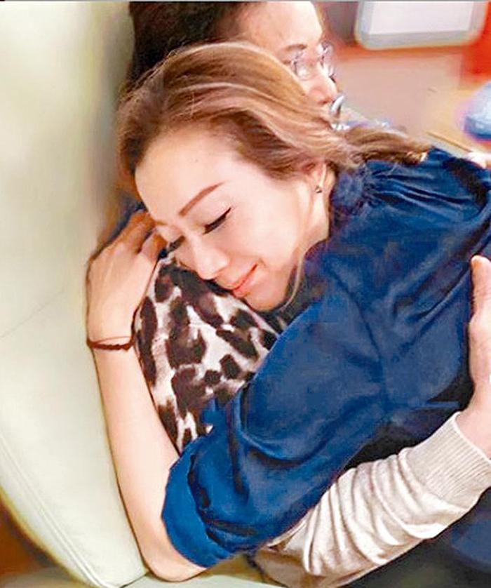 鄭秀文與媽媽的感情非常要好。