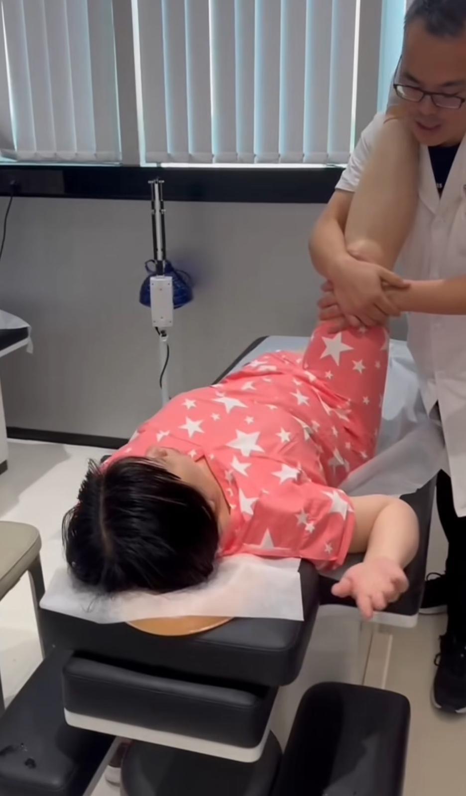 薛影儀一邊做正骨一邊談心事。