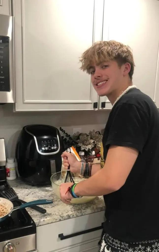 不雅照性勒索湧現 15歲少年20分鐘收120條訊息3小時後輕生