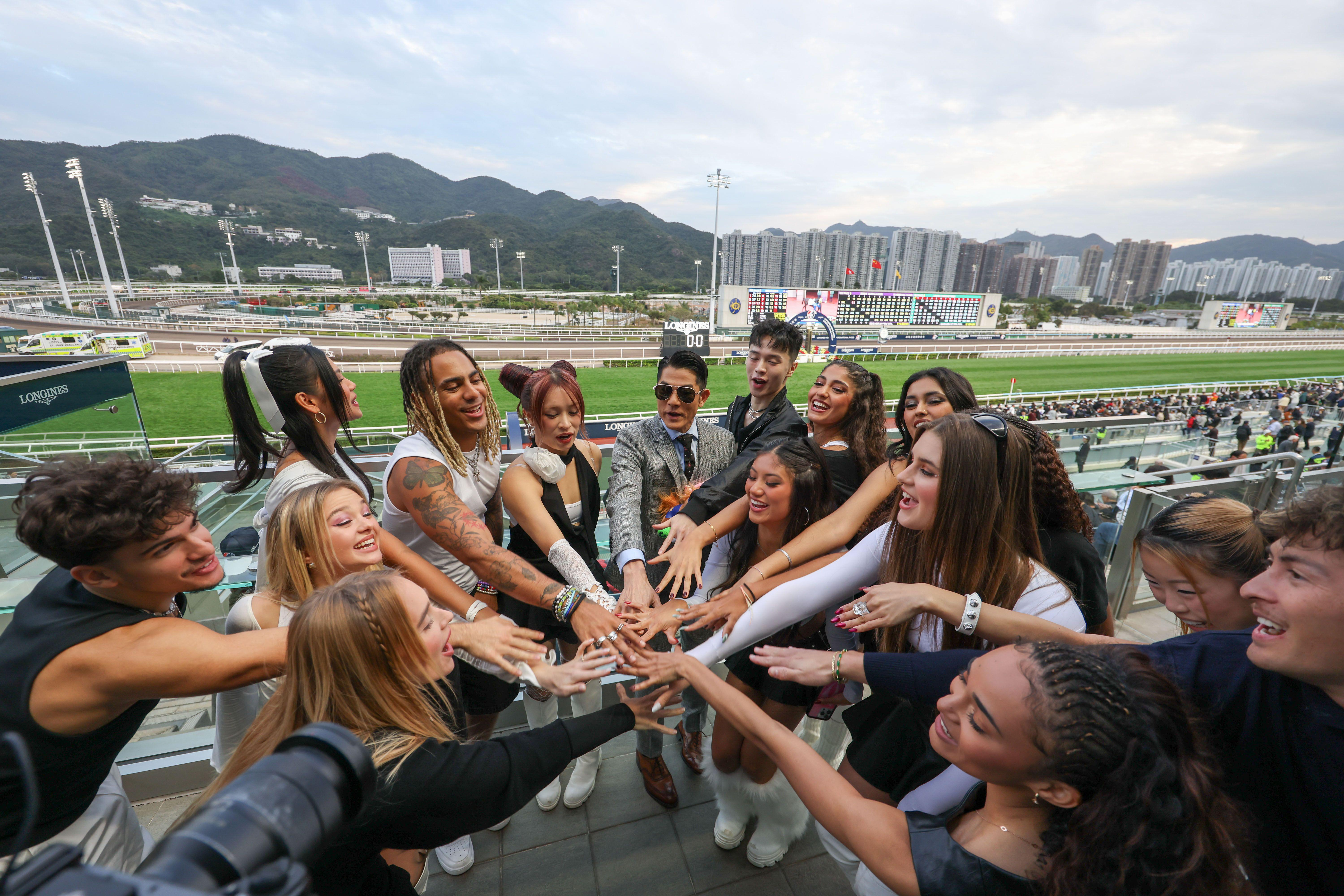 郭富城當日特地到場為一眾成員打氣,見證他們首次踏上沙田馬場亮相圈的表演時刻。