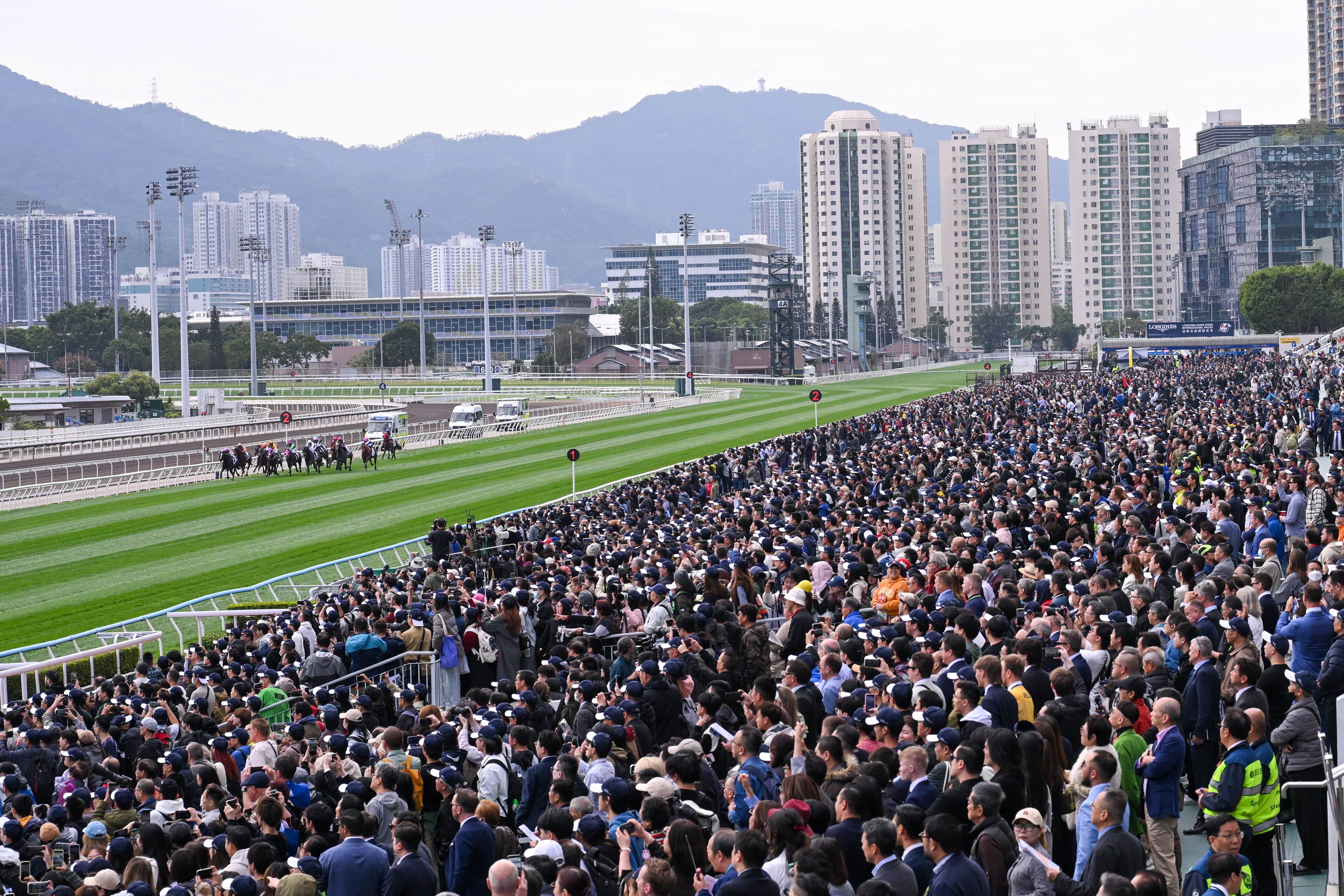 浪琴香港國際賽事日是旗艦級草地錦標大賽日,吸引大批海外及本地馬迷入場觀賽