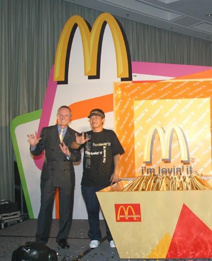 2003年Eason出席麥當勞活動。