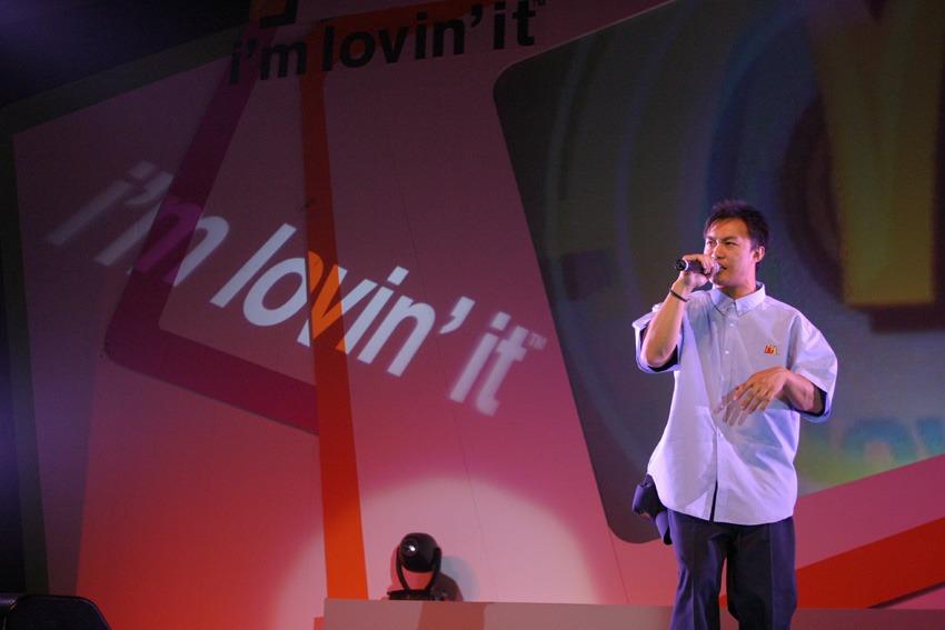 2003年Eason出席麥當勞活動。