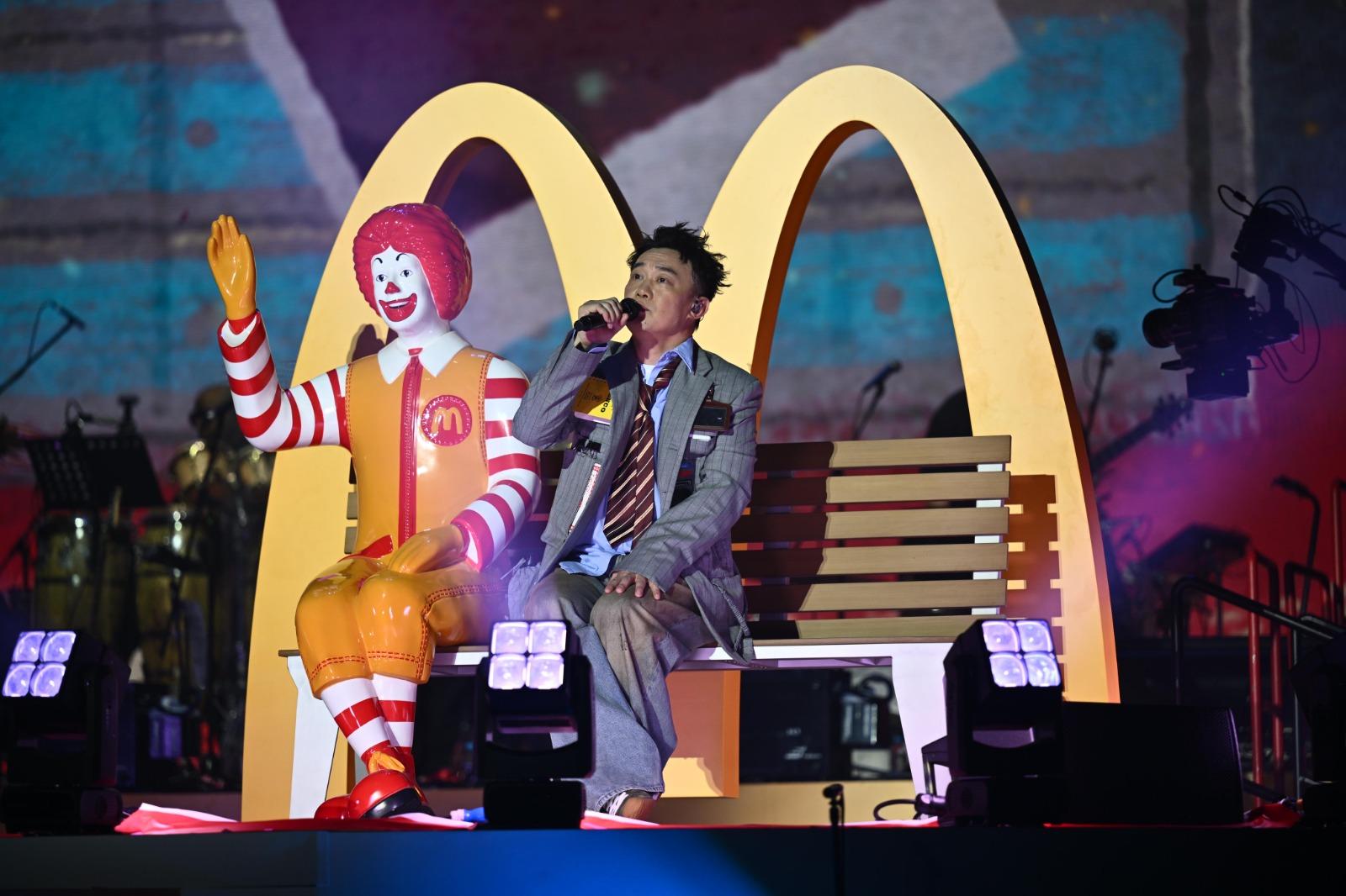 2025年,Eason在麥當勞音樂會表演。