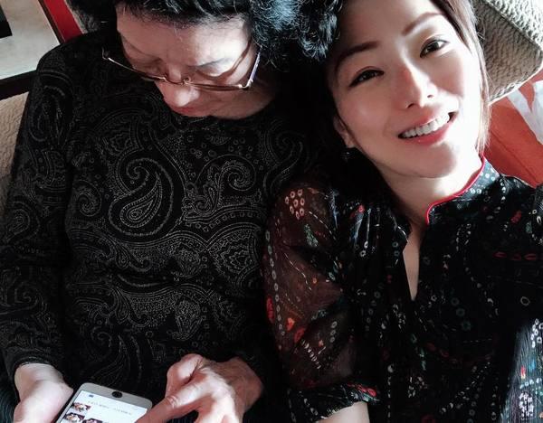 鄭秀文與媽媽的感情非常要好。