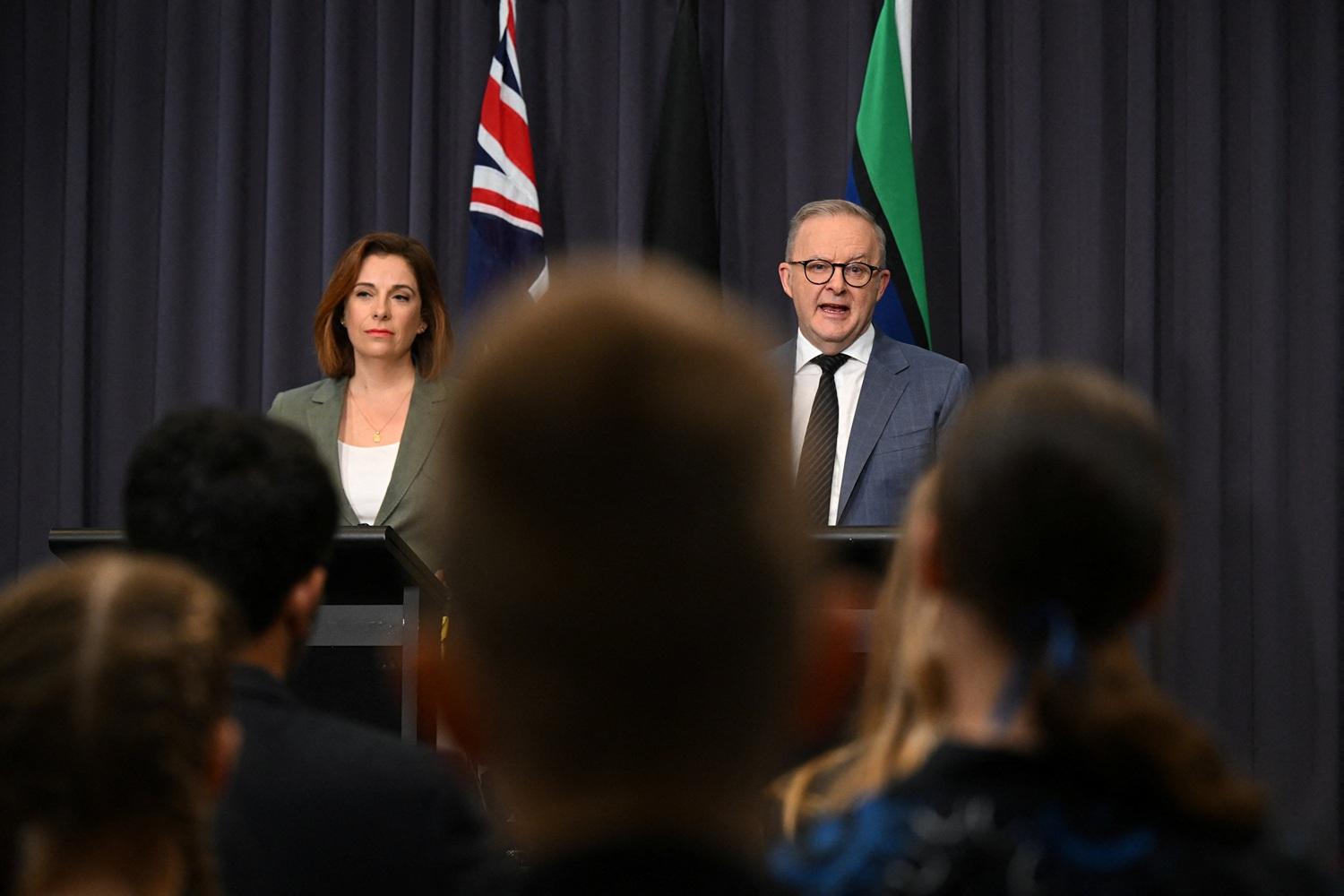 澳洲通訊部長威爾斯與總理阿爾巴內塞。(路透社)