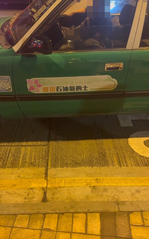 的士司機左手則伸進褲襠位置,不斷快速「上下郁動」。(Threads)