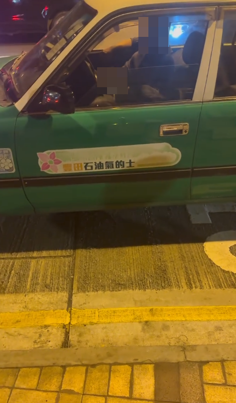 的士司機左手則伸進褲襠位置,不斷快速「上下郁動」。(Threads)