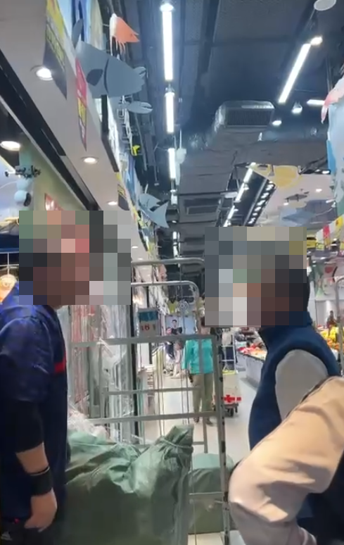 一名中年男人與店員發生爭執。(Threads)