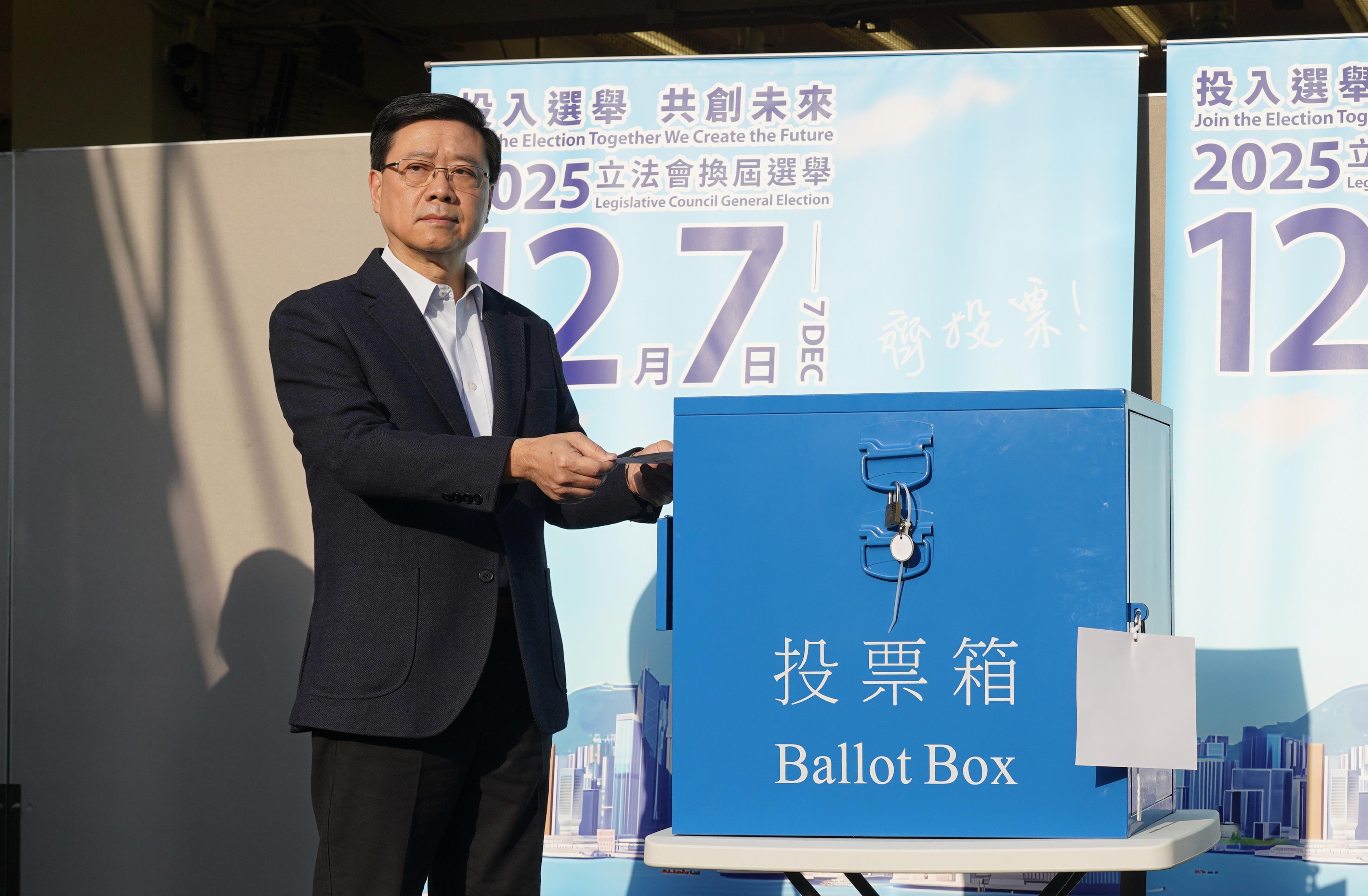 立法會選舉投票日,行政長官李家超與夫人林麗嬋到港島西選區位於羅便臣道的高主教書院票站投票。(中通社)