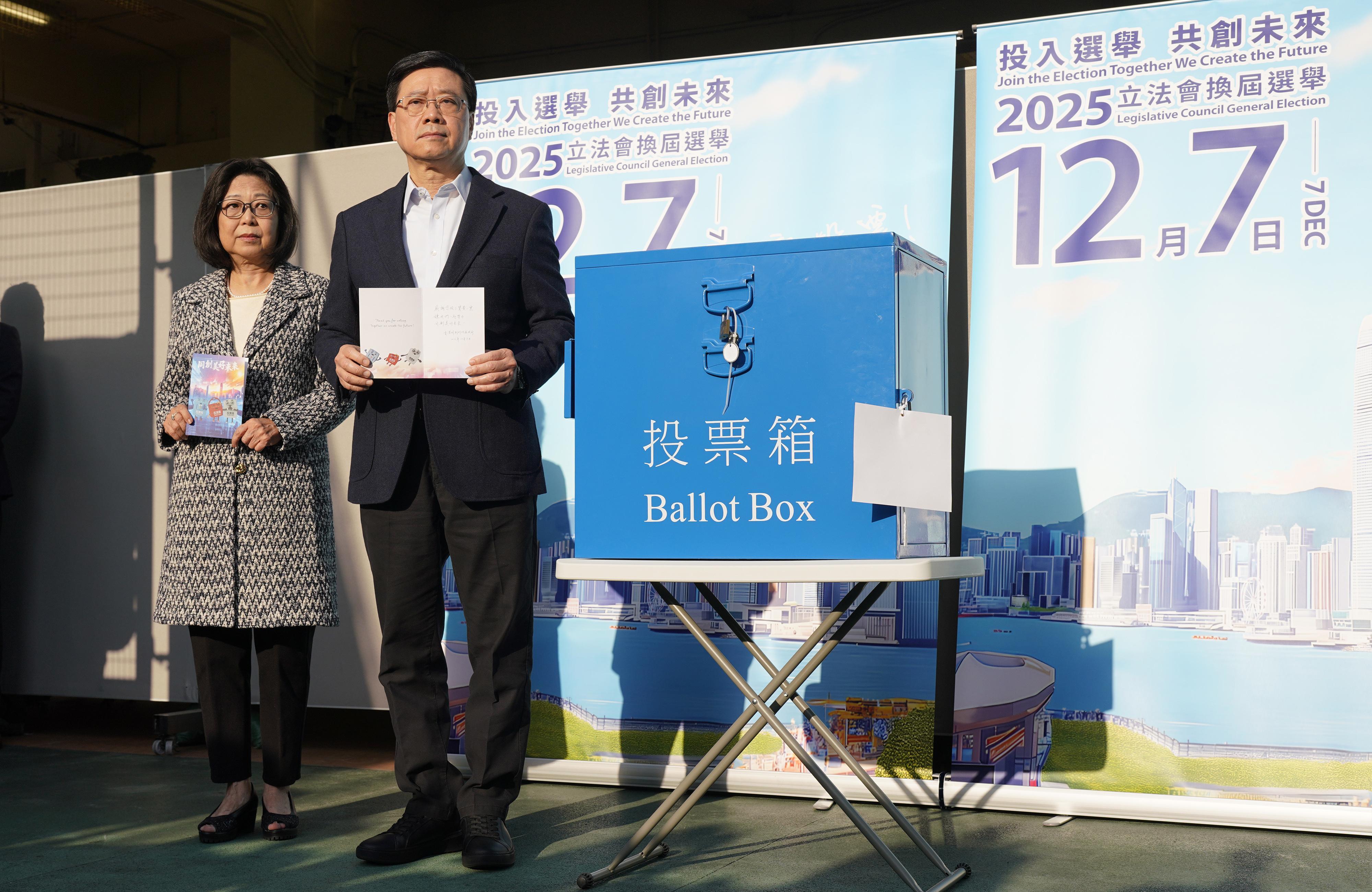 立法會選舉投票日,行政長官李家超與夫人林麗嬋到港島西選區位於羅便臣道的高主教書院票站投票。(中通社)