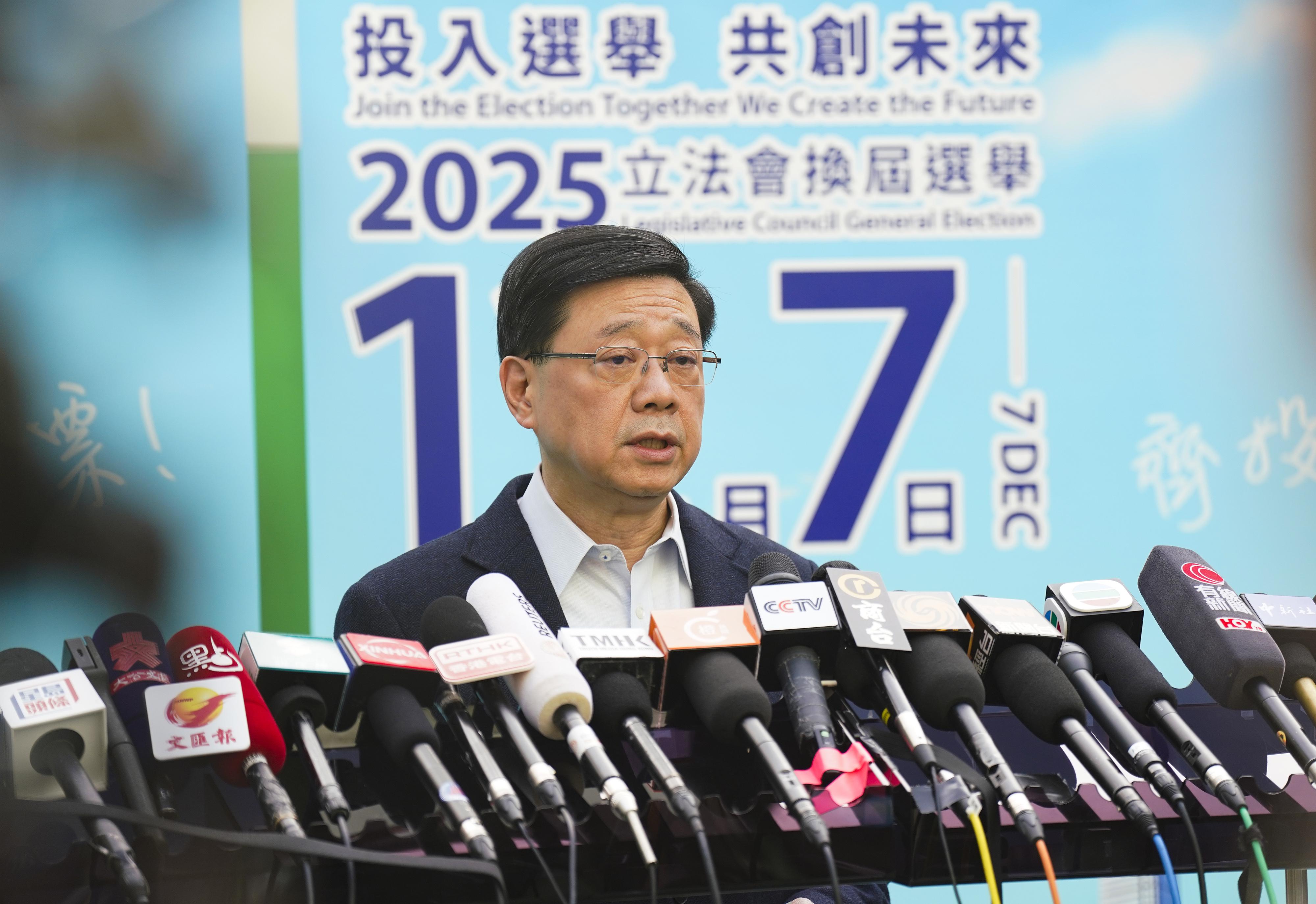 立法會選舉投票日,行政長官李家超與夫人林麗嬋到港島西選區位於羅便臣道的高主教書院票站投票。(中通社)